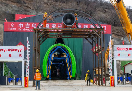 图为2026年2月11日,在吉尔吉斯斯坦贾拉拉巴德州,中国建设工人为中吉乌铁路贾拉拉巴德隧道安装隧道通风设备。新华社发(任卫云摄)