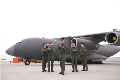 一位副政治教导员（中）结合飞行数据与飞行员开展训练复盘。李希鑫、兰尔文摄