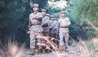 官兵巡逻途中。明 森摄