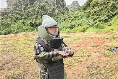 南部战区陆军某大队高级工程师郭拴宝前出执行任务。陈传伟摄