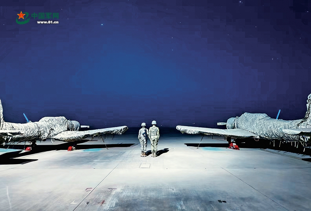 空军航空大学某部警卫连官兵在机坪哨位执行警戒任务。高润生摄