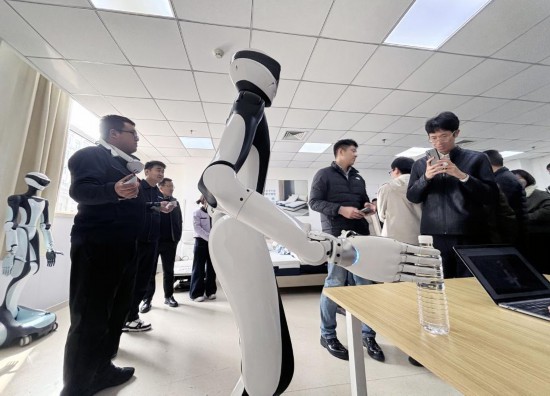 3月18日,访客在青岛康养机器人训练验证中心参观(手机照片)。新华社发