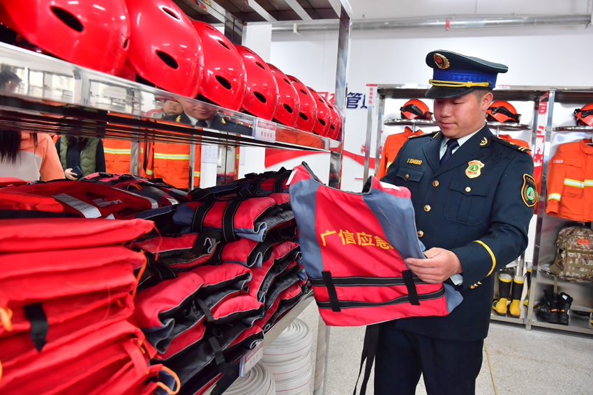 江西省上饶市广信区专业森林消防大队营区仓库内，森林消防员正在检查装备。人民网记者 时雨摄