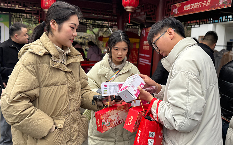 游客在分享“土家银票”兑换的礼品