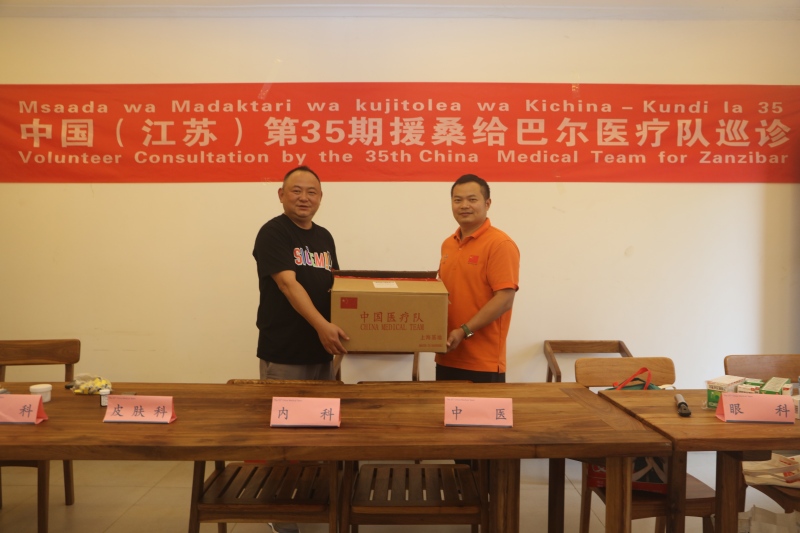 中国援桑医疗队向企业捐赠药品。 中国援桑医疗队供图(1)