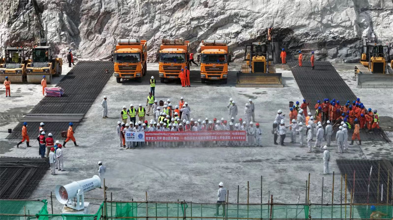 安哥拉凯凯水电站工程大坝首仓碾压混凝土浇筑启动仪式现场 中国能建葛洲坝集团供图