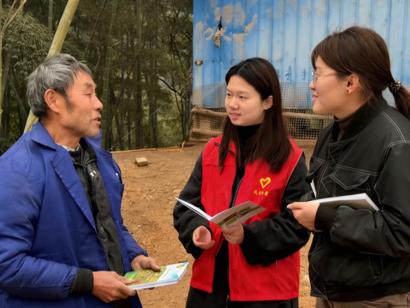 为帮扶村养殖户赠送养殖科普书籍