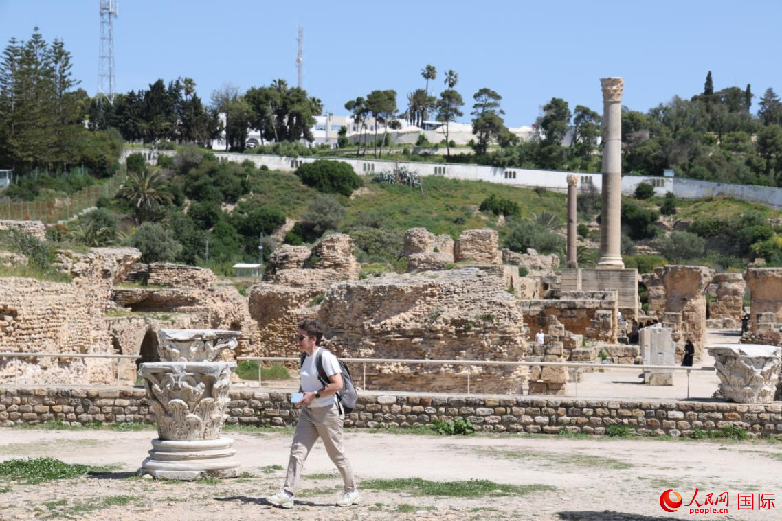 游客在世界文化遗产——突尼斯迦太基考古遗址游览。人民网记者 张志文摄