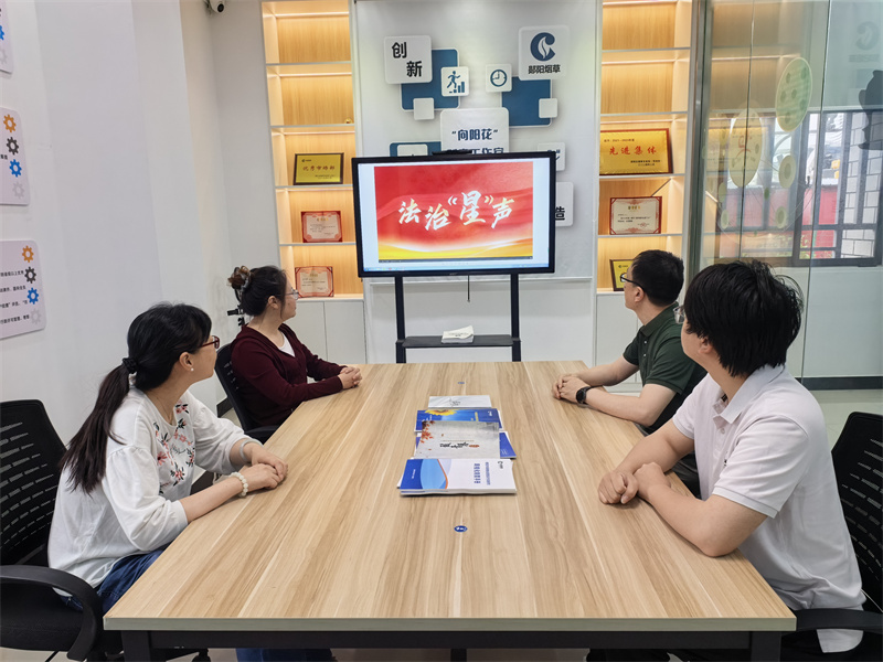 对干部职工进行民法集中学习。陈虎摄
