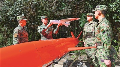 教练员进行靶机基础知识教学。王 杨摄