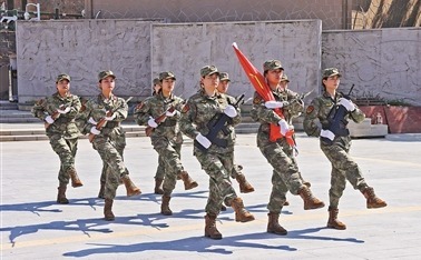 洞头和南澳两地女民兵联合举行升国旗仪式。黄露萱摄