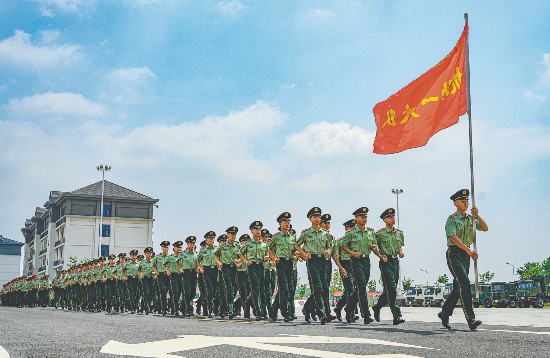 武警浙江总队某支队官兵前往礼堂参加颁奖典礼。姚志翔摄