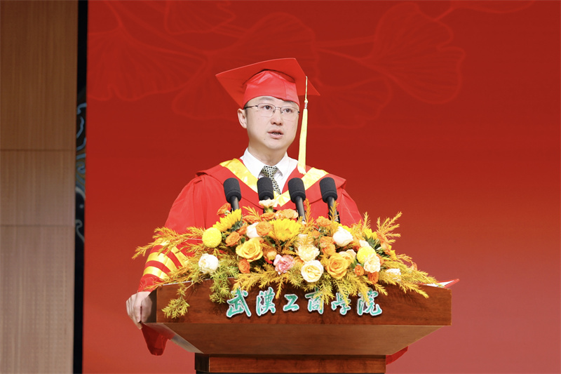 武汉工商学院校长张俊致辞。芮雨欣摄