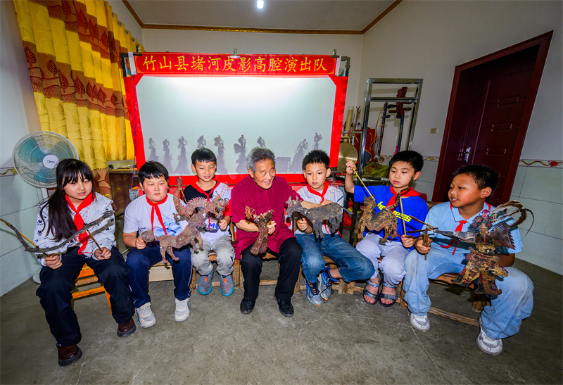 陈中祥给孩子们讲解皮影戏