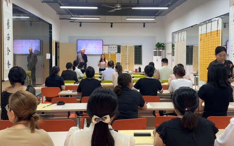 咸安社区夜校点亮居民精神文化生活。