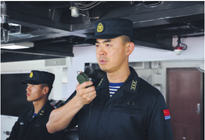 姜涛（右一）执行任务期间部署工作。林洪运 摄