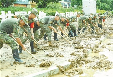 解放军和武警部队官兵奋战在抗洪抢险救援一线。