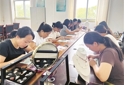 军嫂们在“夏日绽放·巧手芳华”拥军手工班学习制作胸针等手工制品。刘彩霞摄